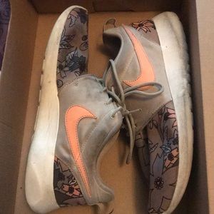 Nike Roshe Tropical print